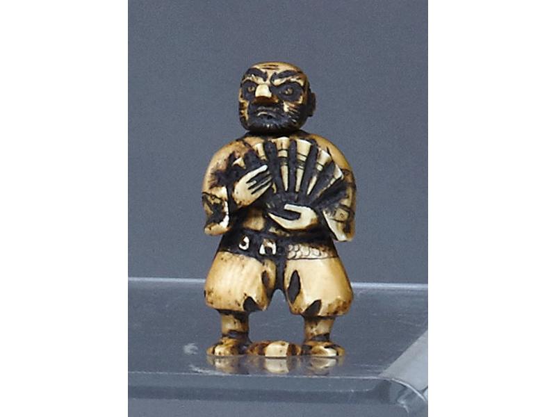 NETSUKE en ivoire sculpté représentant un...
