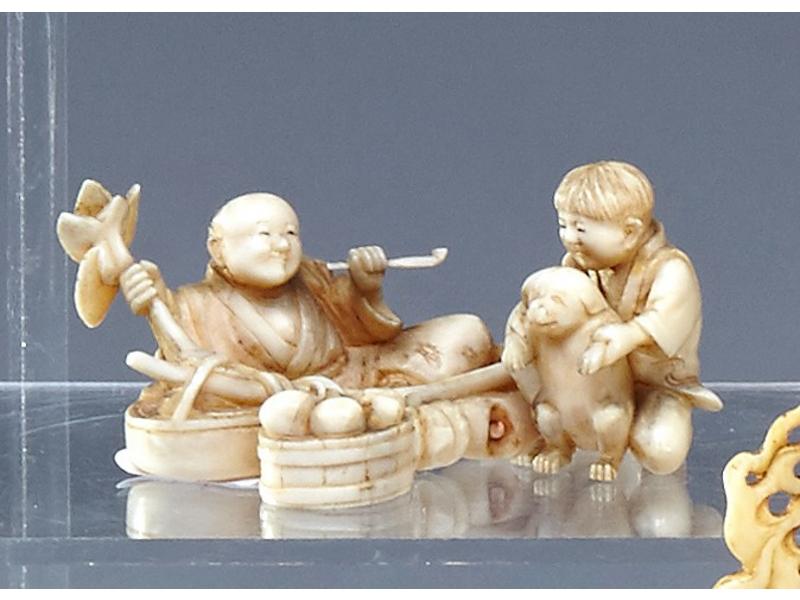 PETIT OKIMONO en ivoire sculpté représentant...