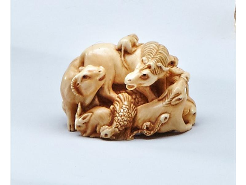 NETSUKE en ivoire à décor d'animaux du z...