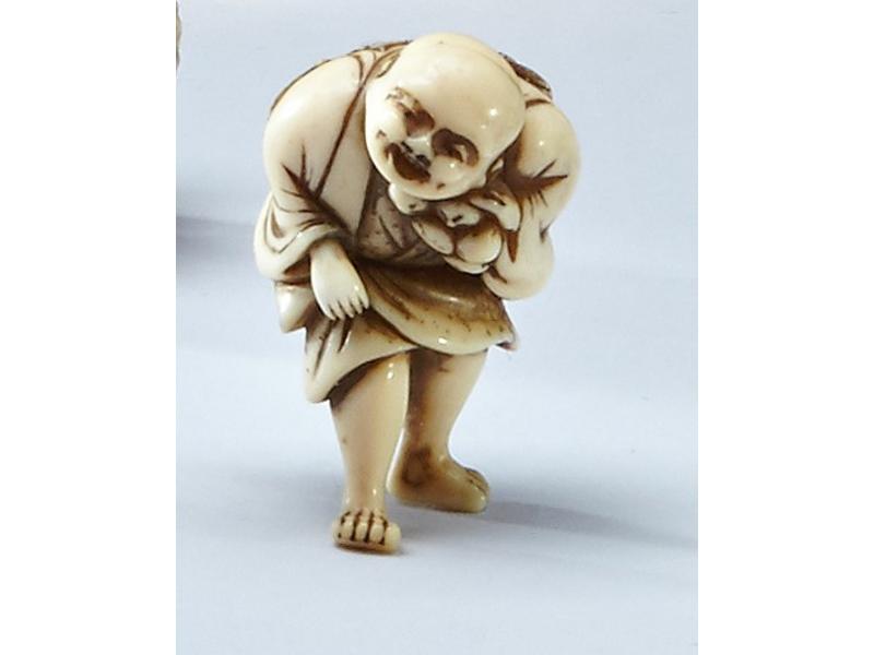 NETSUKE en ivoire sculpté représentant un...