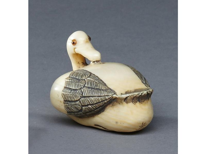 NETSUKE en ivoire représentant un canard...