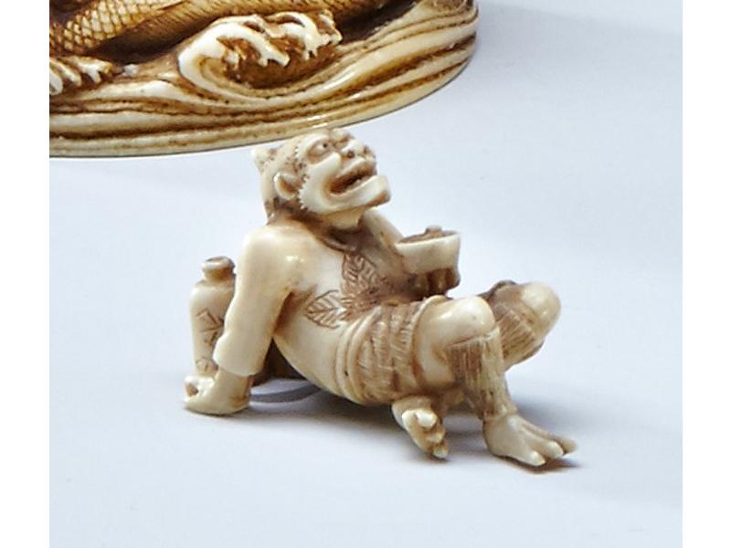 NETSUKE en ivoire sculpté représentant un...