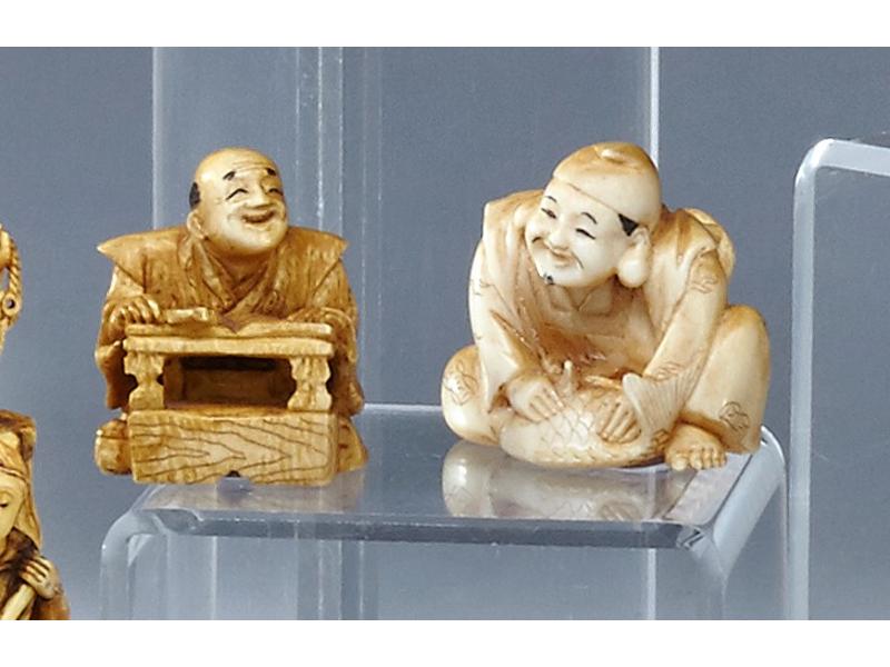 DEUX NETSUKE en ivoire sculpté représentant...