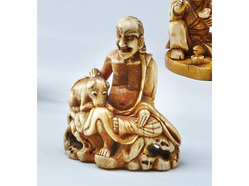 NETSUKE formant tabatière en ivoire représentant...