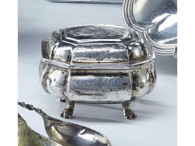 BOÎTE rectangulaire en argent, à pans coupés,...