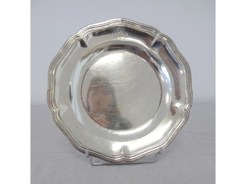 PLAT rond en argent, modèle à contours filetés,...