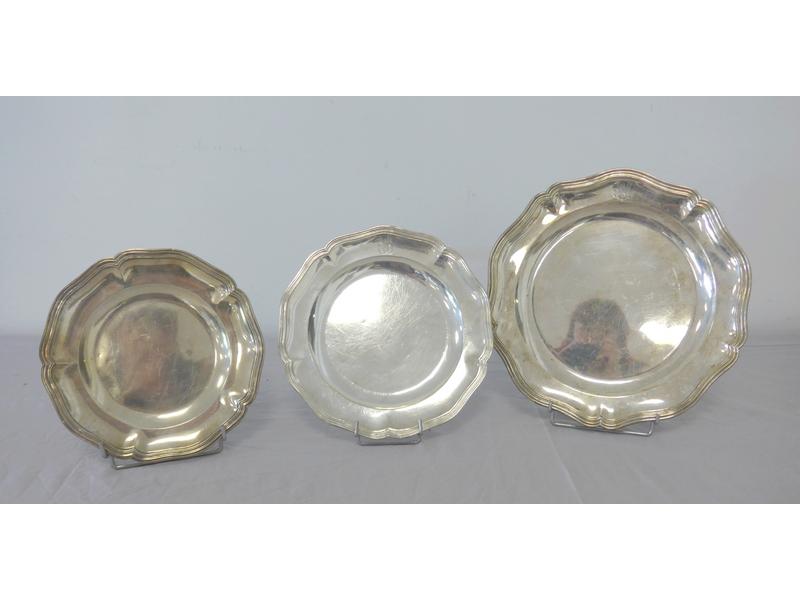 TROIS PLATS ronds en argent, modèle à contours...