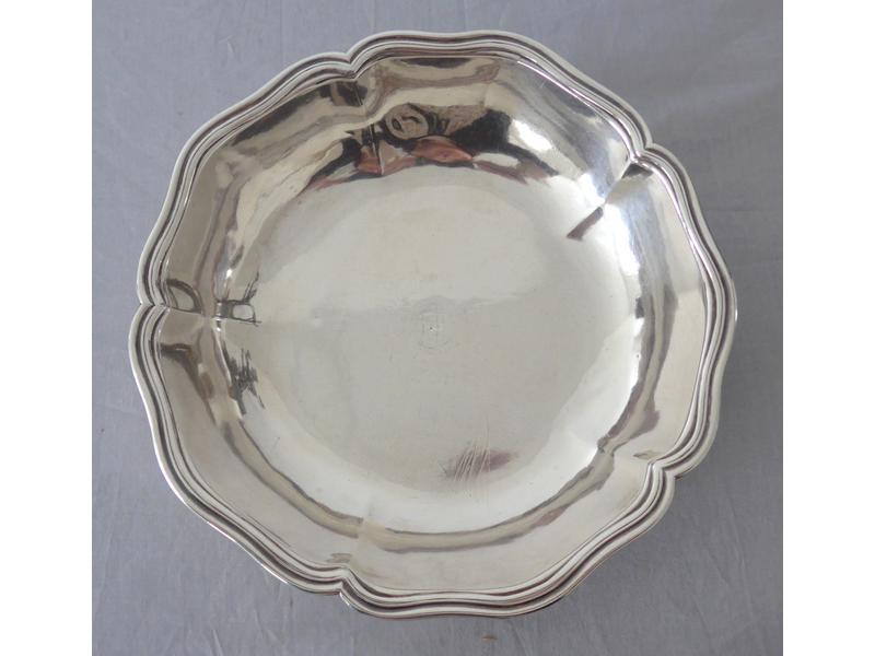 COUPE ronde en argent à bords chantournés...