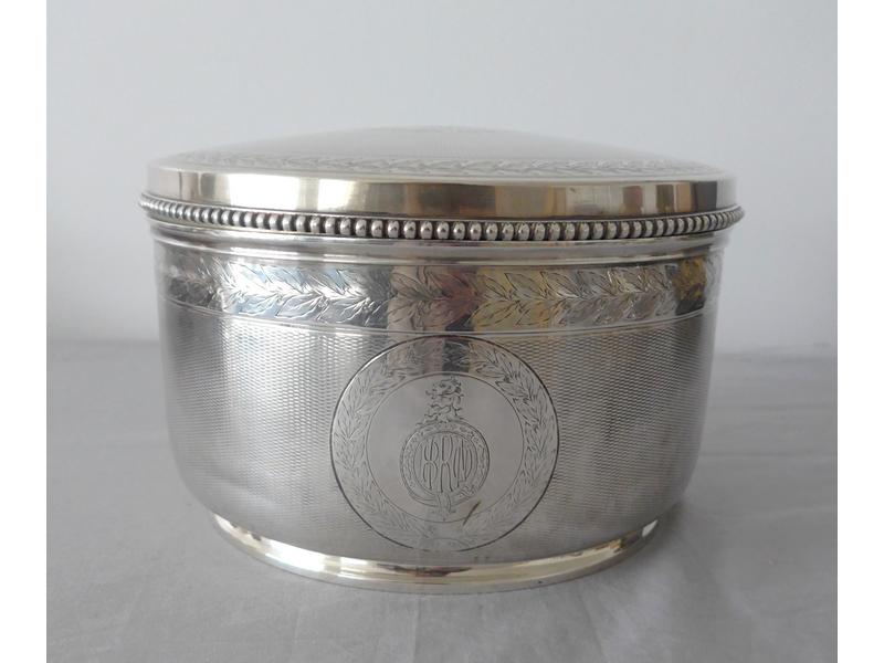 BOÎTE RONDE COUVERTE en argent, sur bate,...
