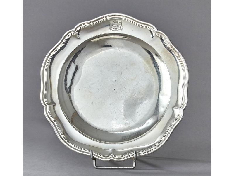 PLAT CREUX ovale en argent, à contours et...