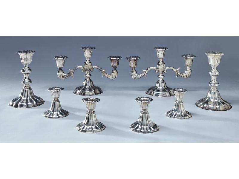 NECESSAIRE DE TABLE en argent de forme chantournée...