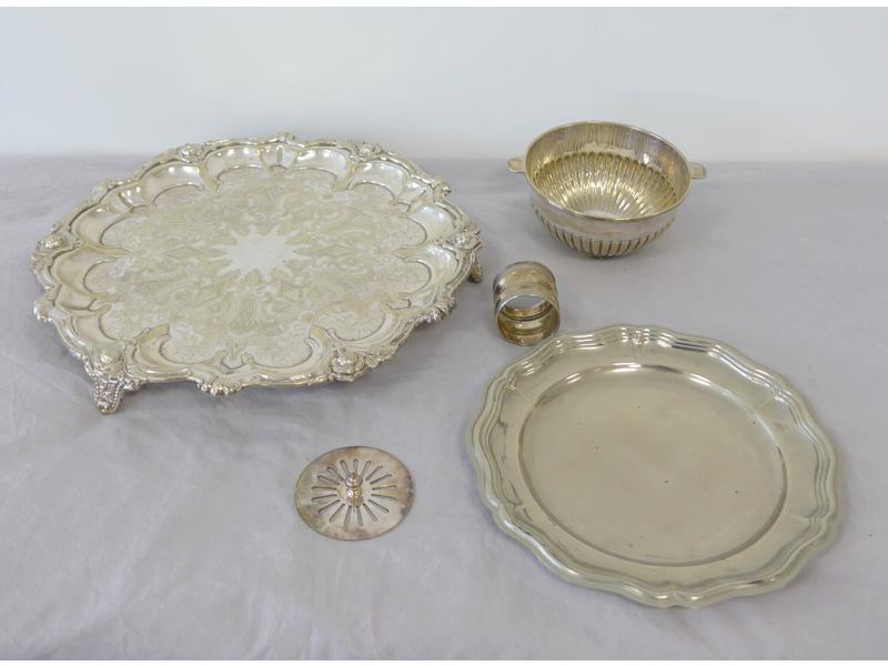 LOT EN METAL ARGENTE comprenant une COUPE...