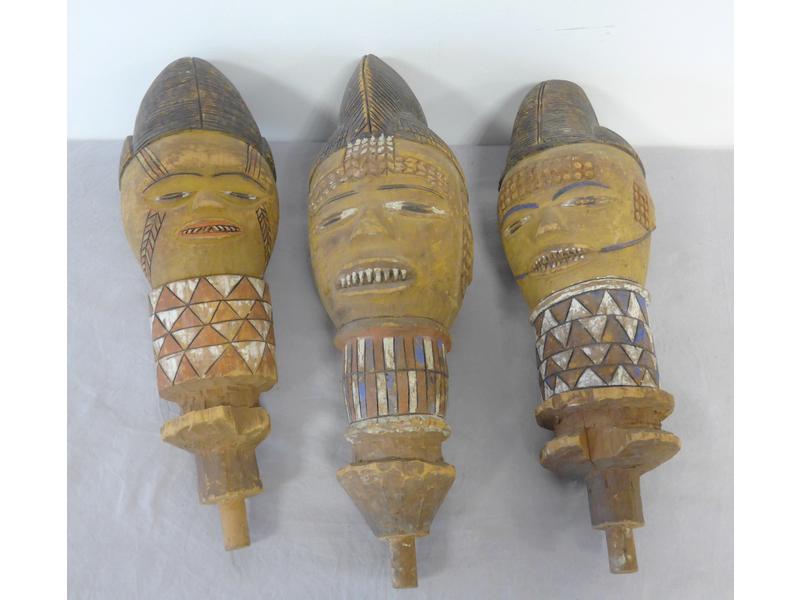 TROIS MAROTTES en bois sculpté polychrome....