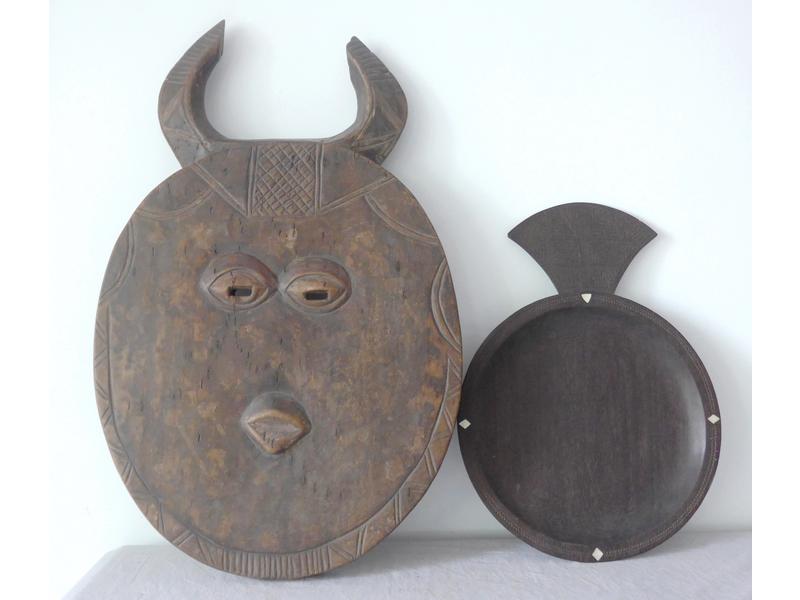 PLATEAU CYLINDRIQUE en bois et bordure sculptée...