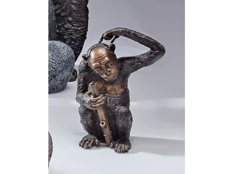 Le Singe le doigt sur la tête et pipe à la...
