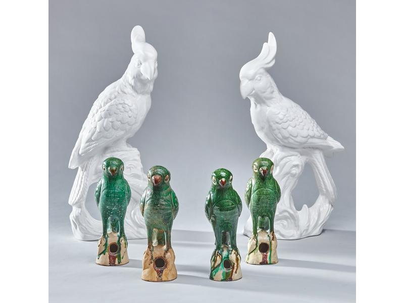 PAIRE DE PERROQUETS en porcelaine blanch...