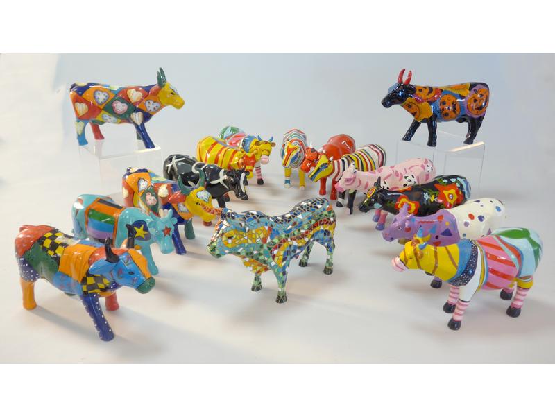 QUINZE VACHES ET UN TAUREAU polychrome en...
