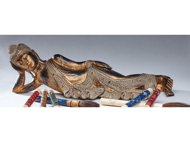 BOUDDHA  ALLONGÉ en bois sculpté doré accoudé...