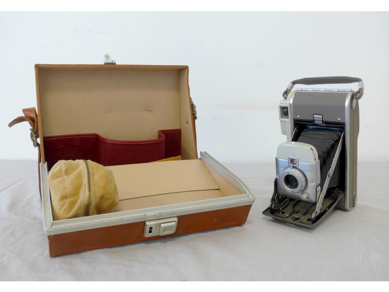 POLAROÏD modèle 80A gris, dans son étui en...