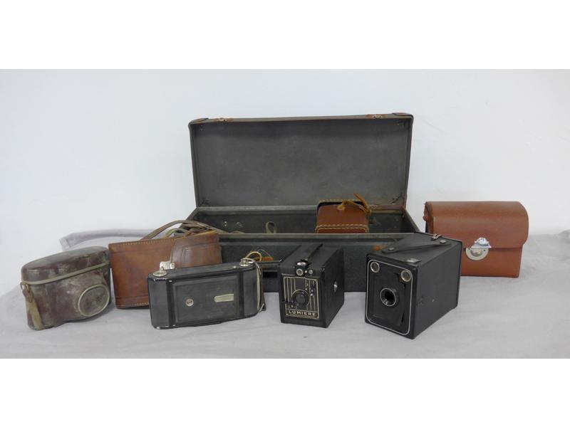 QUATRE APPAREILS PHOTOS et accessoirs, dans...