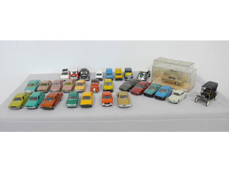 ENSEMBLE DE VEHICULES 1/43e de marques différentes...