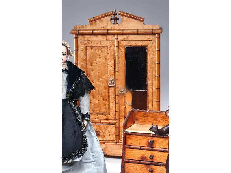 ARMOIRE DE POUPEES en pin et érable moucheté...