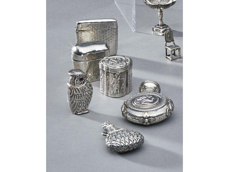 LOT DE SIX TABATIERES ET FLACONS MINIATURES...