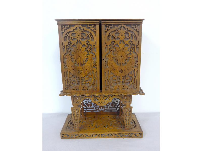 ARMOIRE DE POUPEE en balsa sculpté et ajouré...