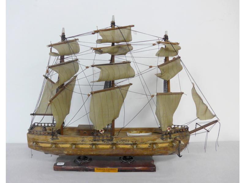PETITE MAQUETTE DE BATEAU trois mâts titrée...