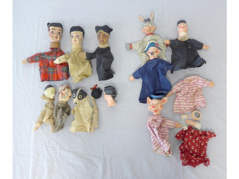 LOT DE MARIONNETTES A GAINE, huit en composition...