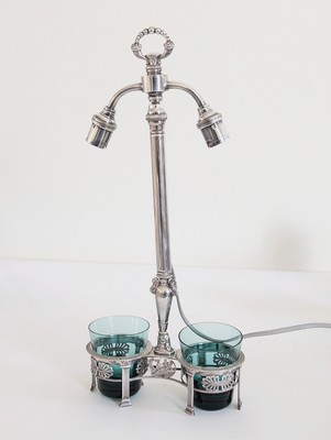 LAMPE formée d'un HUILIER-VINAIGRIER en argent...