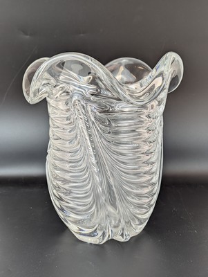 VASE en cristal moulé soufflé à décor ondulant...