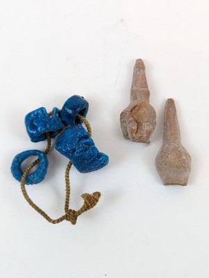 DEUX PERLES de forme annulaire. Faïence et...