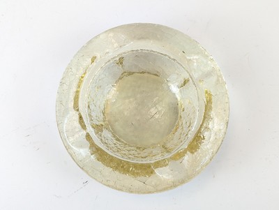CENDRIER en verre teinté jaune craquelé.