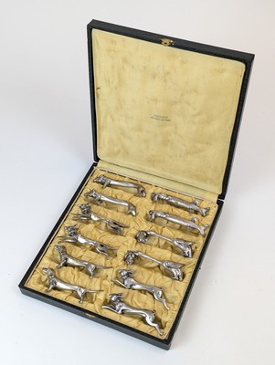 SUITE DE DOUZE PORTE-COUTEAUX en métal argenté...