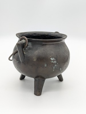 PETIT CHAUDRON en bronze de forme boule reposant...