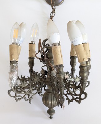 PETIT LUSTRE en bronze à sept bras de lumières...