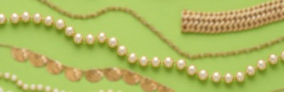 COLLIER de cinquante-huit perles fantais...