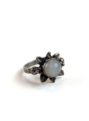 BAGUE fleur en argent (925) sertie au centre...