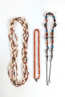 LOT DE TROIS COLLIERS fantaisie en pierres...