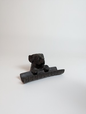 PORTE-STYLOS en régule patiné à décor d'un...