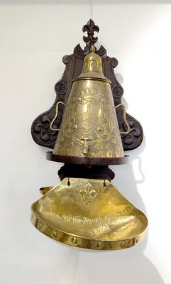 FONTAINE en cuivre à décor repoussé d'un...