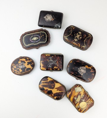 HUIT PORTE-LOUIS ou PORTE-MONNAIES à plats...