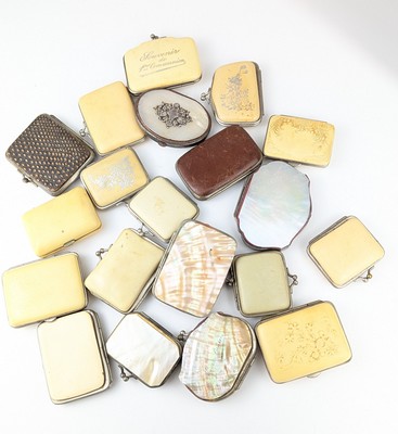 VINGT PORTE-LOUIS ou PORTE-MONNAIES, à plats...