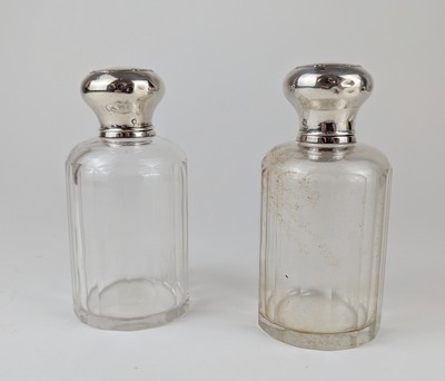 PAIRE DE FLACONS cylindrique en verre à pans,...