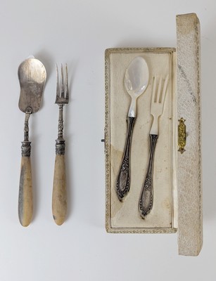 - COUVERT DE NAISSANCE en argent et nacre...