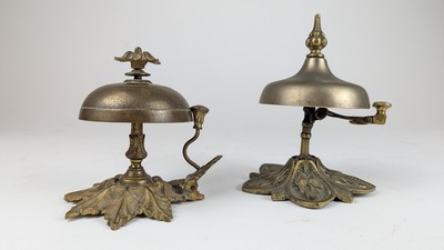 DEUX SONNETTES DE TABLE en bronze à base...