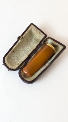 FUME-CIGARETTE avec médaillon et cerclage...