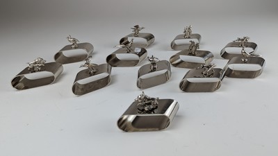 DOUZE RONDS DE SERVIETTES en métal argenté...