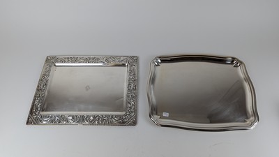 DEUX PLATEAUX rectangulaires en métal argenté,...
